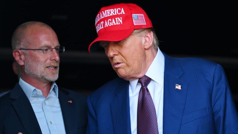 Brendan Carr with President Trump at an event (File picture)