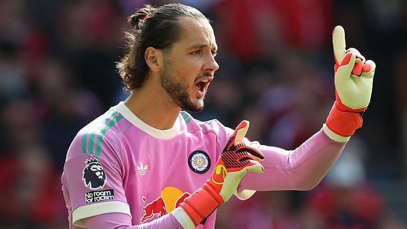 Leeds United's English goalkeeper #01 James Trafford gestures during the English Premier League football match between Nottingham Forest and Leeds United