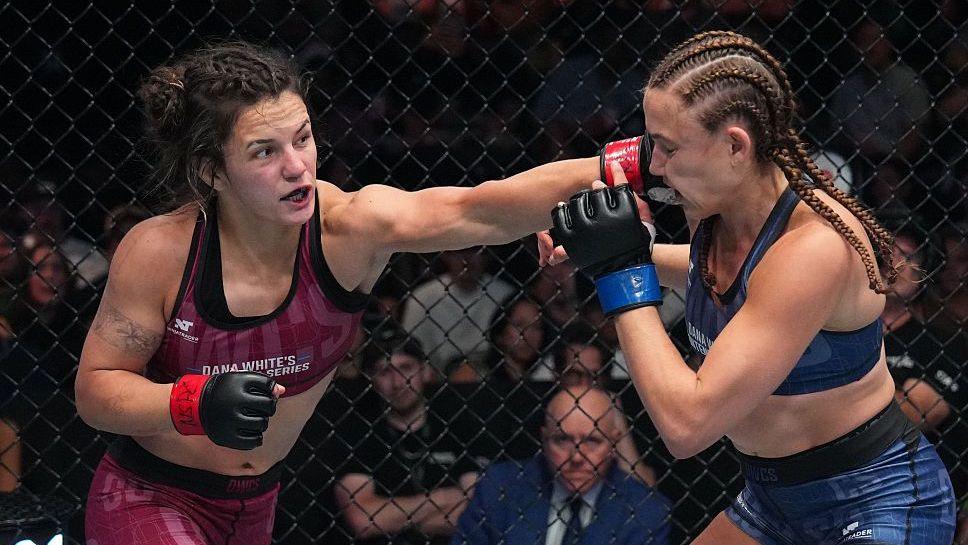 Bella Mir in action against Alex Apodaca on Dana White's Contender Series
