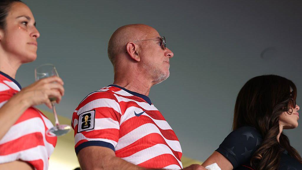 Jeff Bezos and wife Lauren Sanchez wearing United States kits during the Fifa World Cup 2026 match between USA and Belgium
