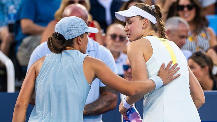 Iga Swiatek talks to Elena Rybakina after the Kazakh's injury withdrawal from their Cincinnati Open quarter-final