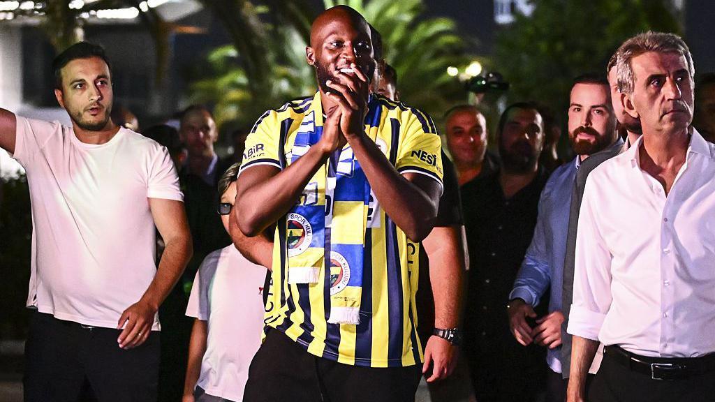 Lukaku seals ’emotional’ move to Fenerbahce Lukaku seals ’emotional’ move to Fenerbahce