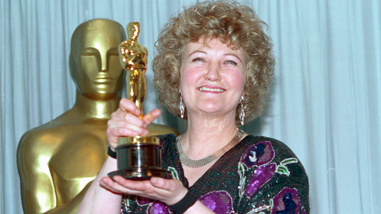 Brenda Fricker with her Oscar in 1990