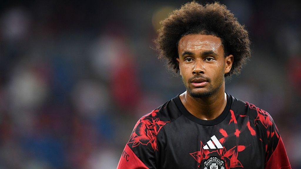 Joshua Zirkzee, wearing a black and red patterned Man United training top