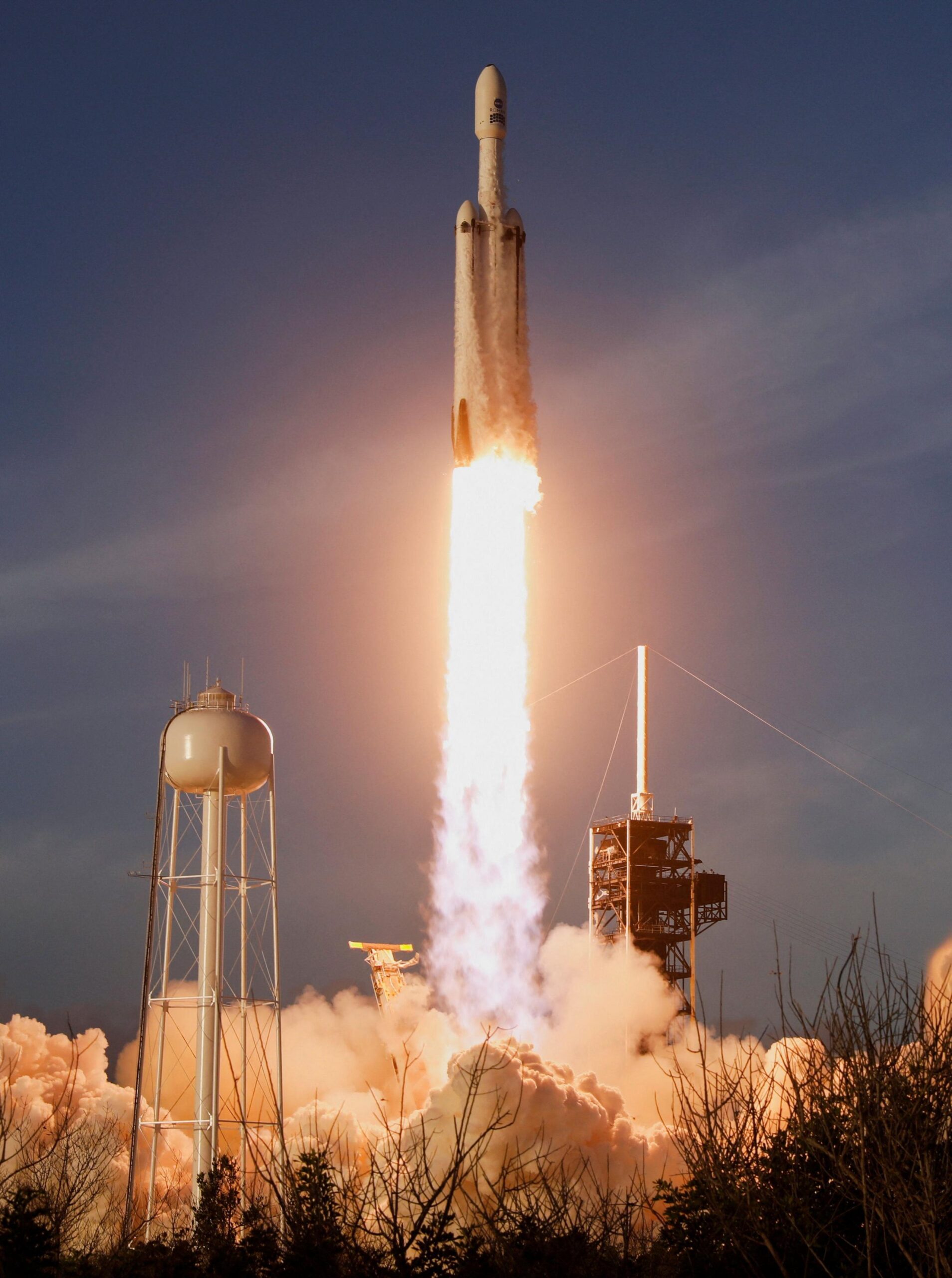A SpaceX Falcon Heavy roket blasts off