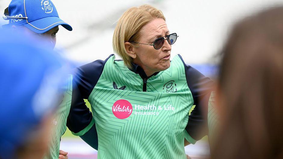 Lisa Keightley, Head Coach of MI London Women, speaks to team prior to The Hundred match between MI London Women and SunRisers Leeds Women at The Kia Oval