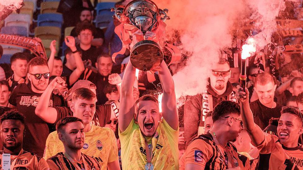 Shakhtar Donetsk lift the Ukrainian Premier League trophy