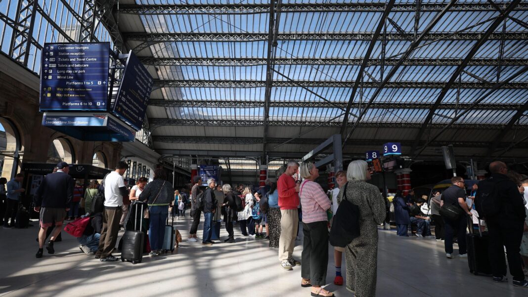 Thousands of rail passengers hit by power failure disruption Thousands of rail passengers hit by power failure disruption