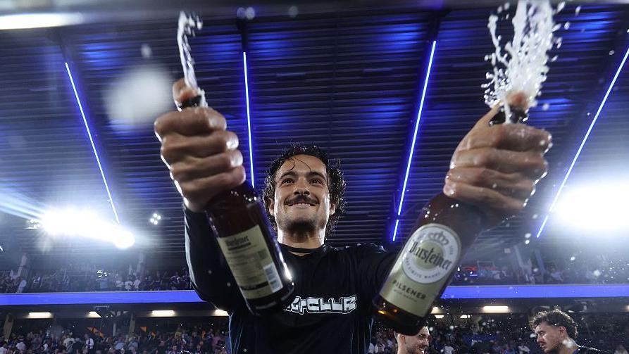 Mika Baur celebrates Paderborn's promotion