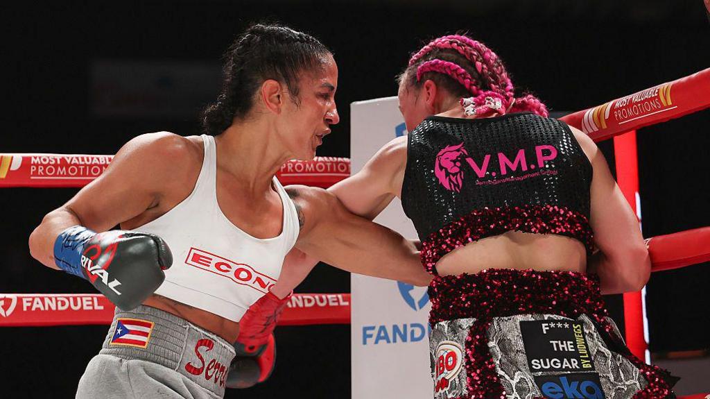 Amanda Serrano lands a left to the body against Cheyenne Hanson