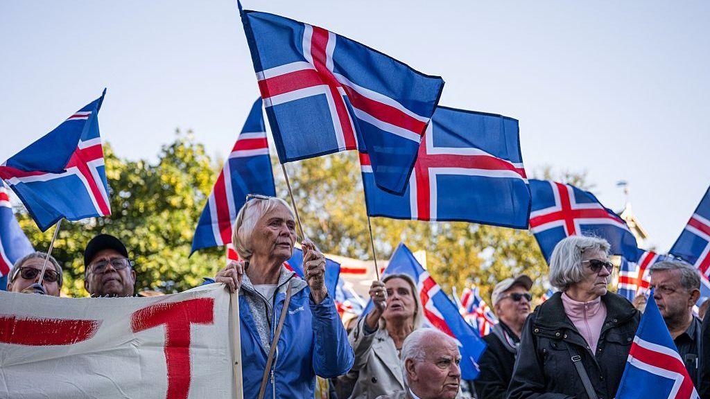 Close race as Iceland votes on whether to restart talks on joining EU Close race as Iceland votes on whether to restart talks on joining EU