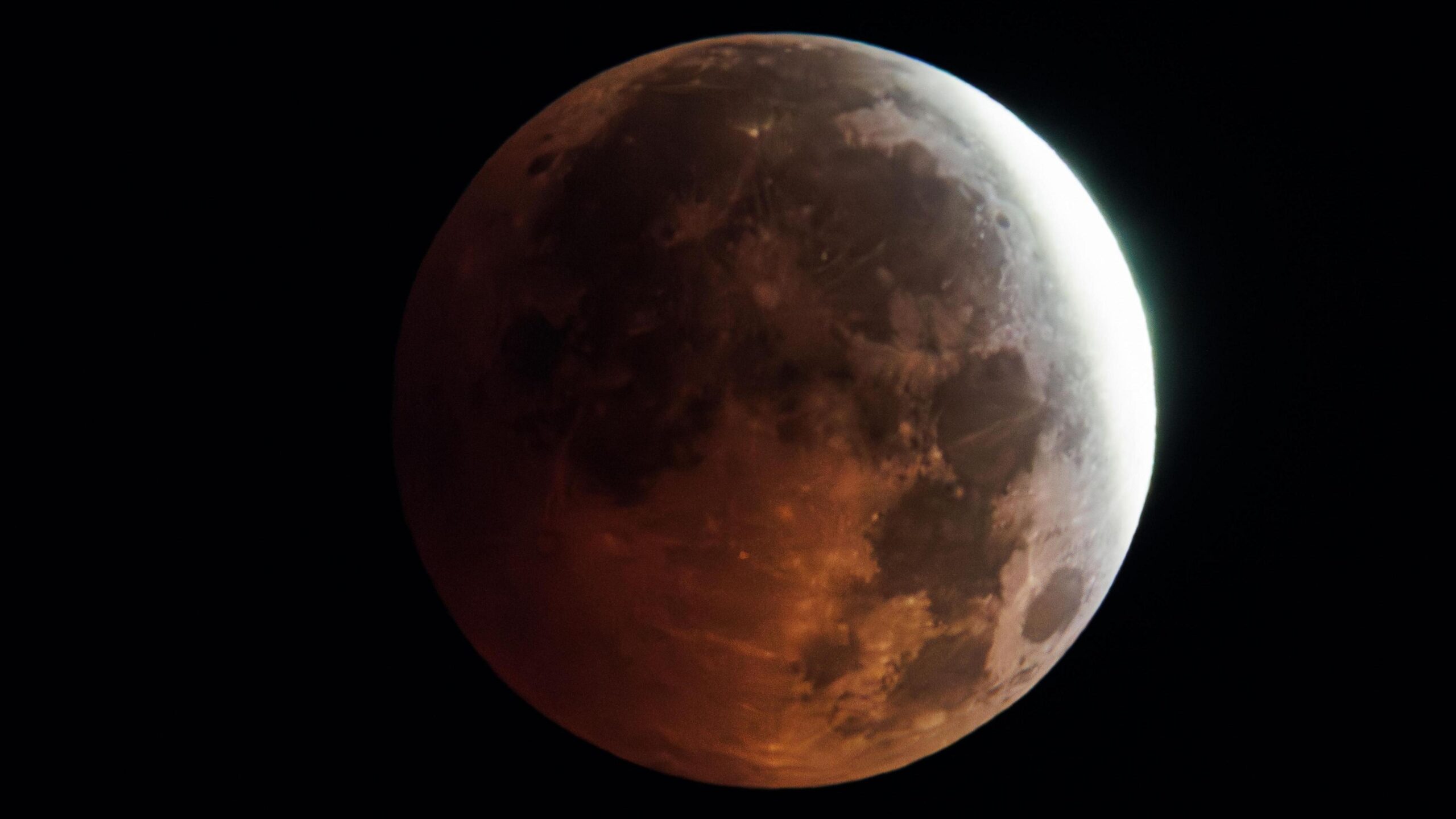 Graduated darkening of a full moon