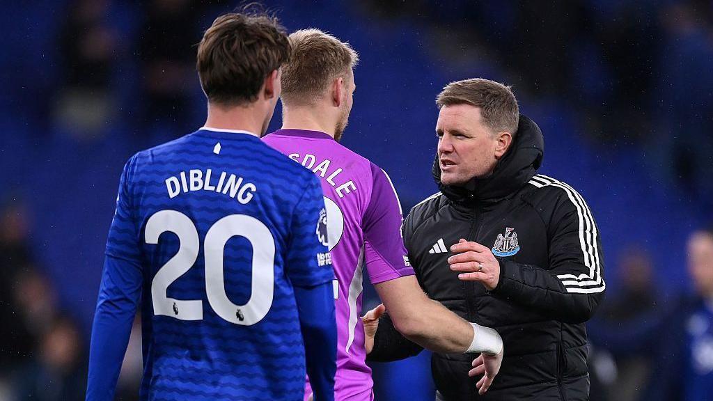 Eddie Howe shakes hands with Aaron Ramsdale and Tyler Dibling after Newcastle's match against Everton