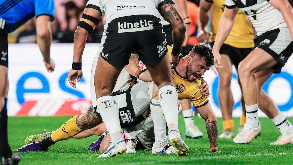 Castleford shrug off coach problems to beat Hull Castleford shrug off coach problems to beat Hull