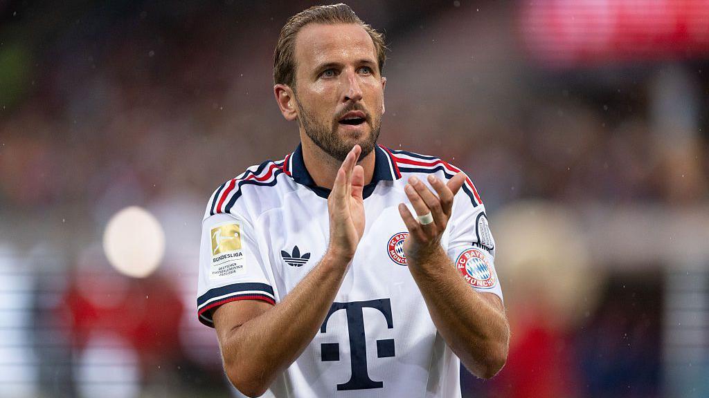 Harry Kane applauds Bayern Munich fans