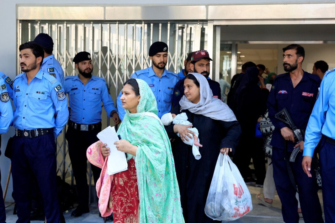 Door was locked at Pakistan hospital where fire killed 14 babies, witnesses say Door was locked at Pakistan hospital where fire killed 14 babies, witnesses say