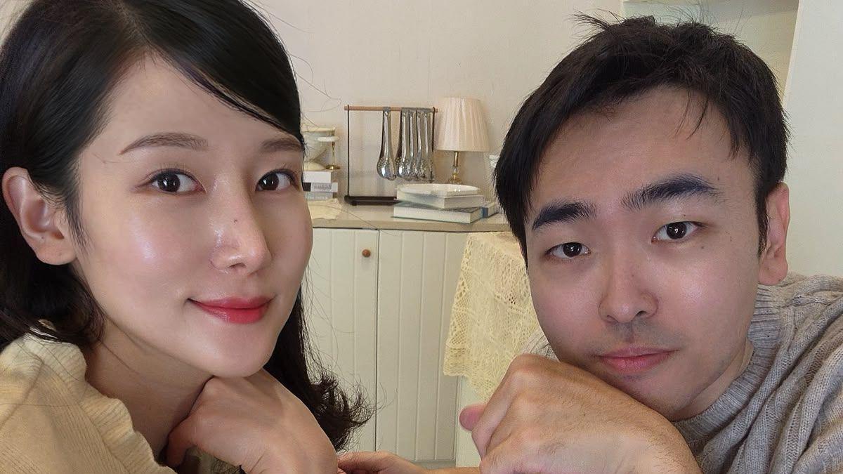 A woman and South Korean investor Yongjoon Kim posing for a selfie