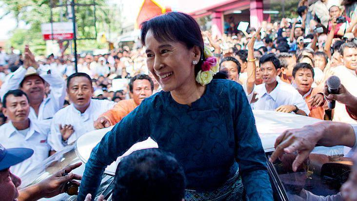 Aung San Suu Kyi arrives at her National League for Democracy (NLD) headquarters on November 14, 2010 in Yangon