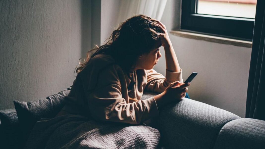 Walk-in mental health centres to open in banks and libraries across England Walk-in mental health centres to open in banks and libraries across England