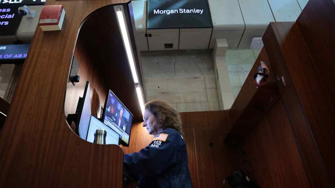 Investors pile back into US stocks as bullishness returns to Wall Street Investors pile back into US stocks as bullishness returns to Wall Street