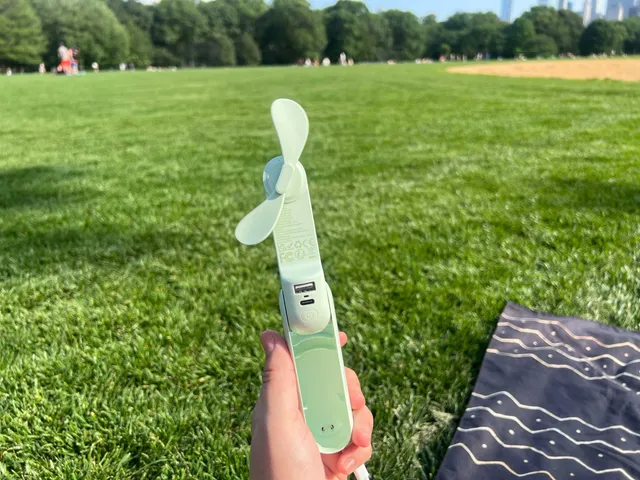 Green Jisulife portable fan