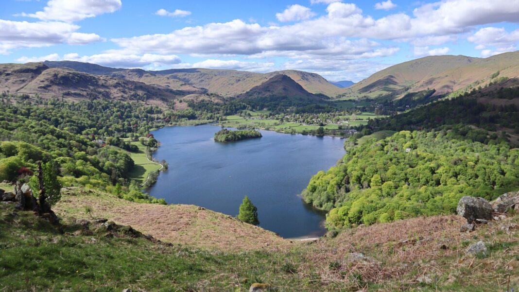 Teenager dies after getting into difficulty in lake Teenager dies after getting into difficulty in lake