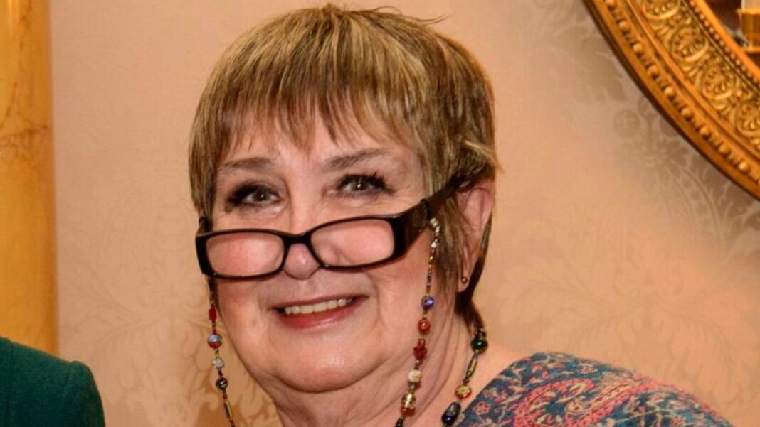 Dame Jenni Murray died after being dazzled by headlights and crashing car, inquest hears Dame Jenni Murray died after being dazzled by headlights and crashing car, inquest hears
