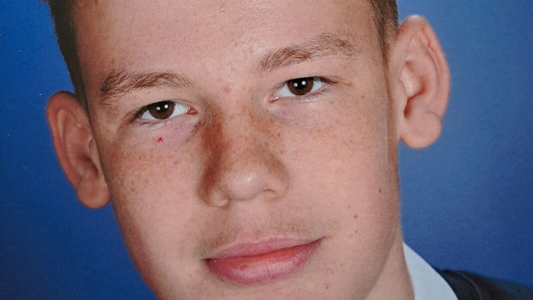 Boy, 16, dies after collapsing near river Boy, 16, dies after collapsing near river