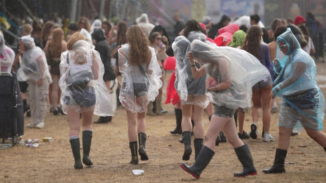 Festivalgoers face more wet weather as Met Office issues new weather warning Festivalgoers face more wet weather as Met Office issues new weather warning