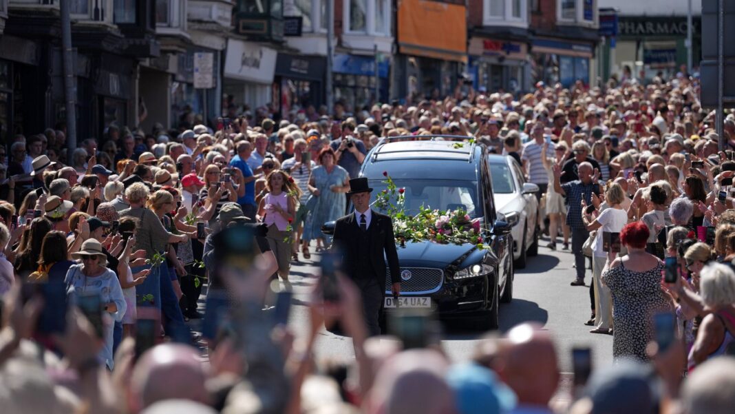 Hundreds gather for Bonnie Tyler procession in Wales ahead of funeral Hundreds gather for Bonnie Tyler procession in Wales ahead of funeral