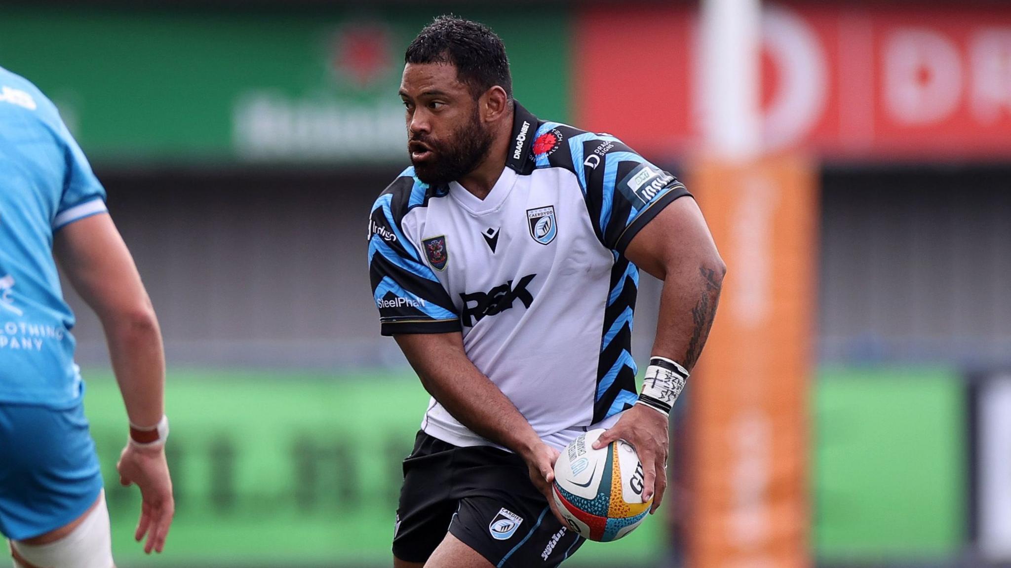 Scott Sio passes the ball for Cardiff