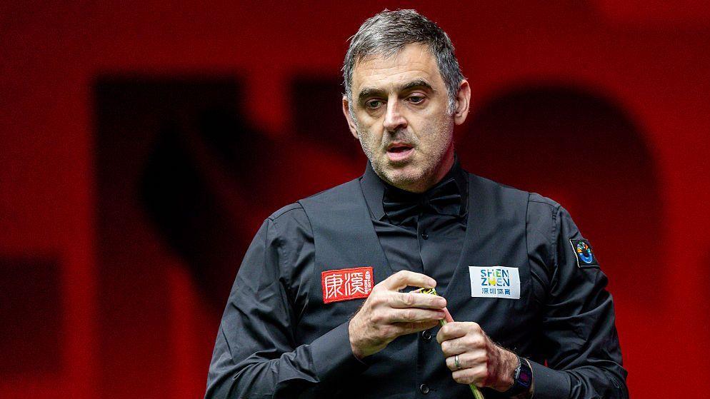 Ronnie O'Sullivan chalks his cue