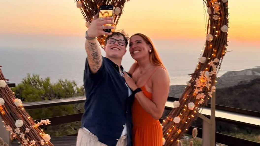 Hannah Botterman takes a selfie with Georgia Evans having just proposed