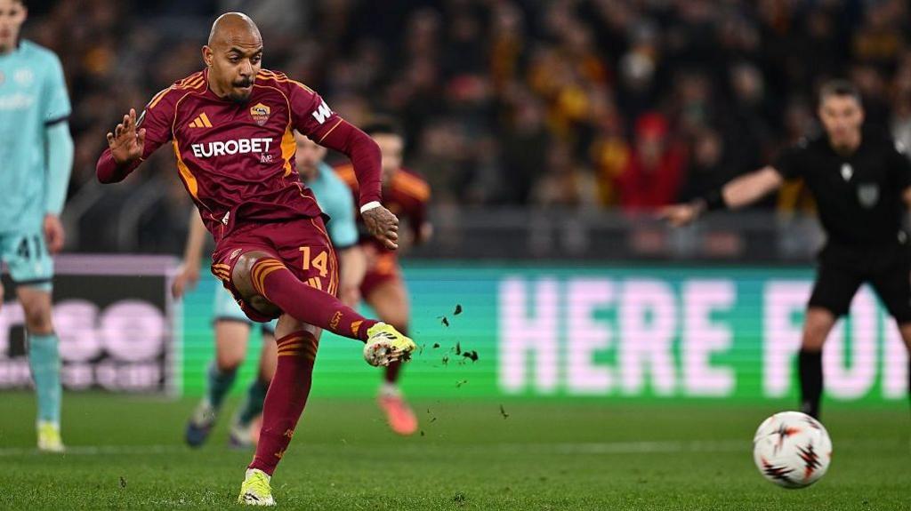 Donyell Malen shoots at goal while playing for Roma