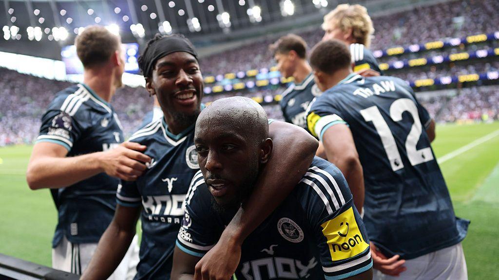 Anthony Elanga celebrates with Yoane Wissa after his goal for Newcastle United against Spurs at the Tottenham Hotspur Stadium on 29 August, 2026