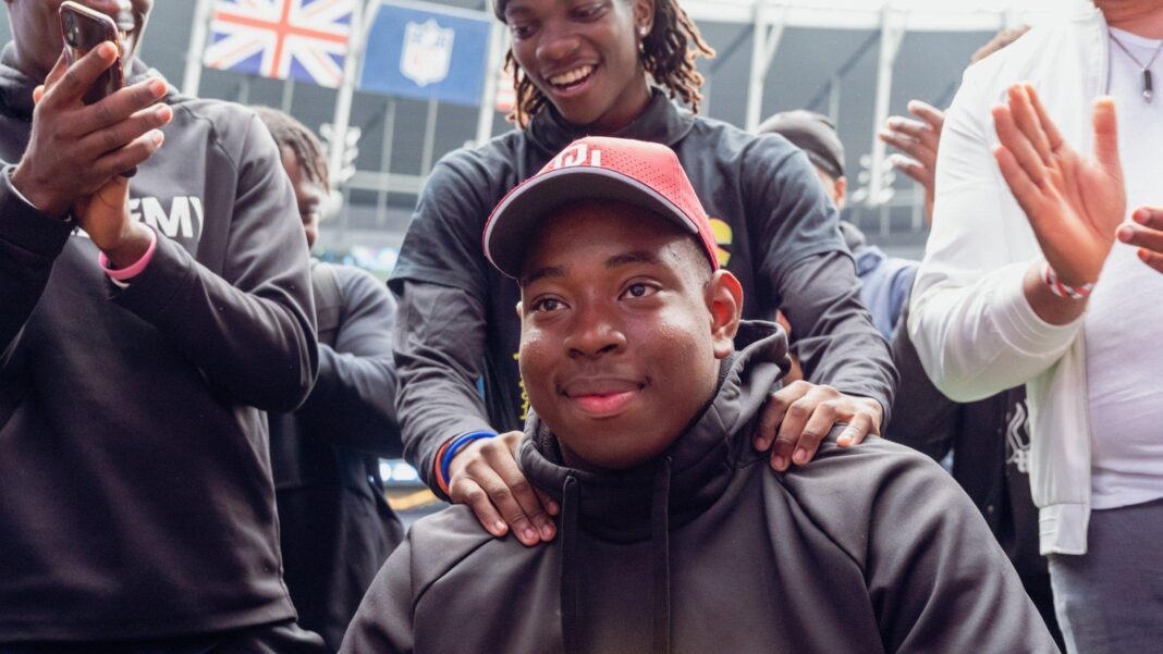 Daniel Akinkunmi wearing an Oklahoma cap on his 'commitment day'