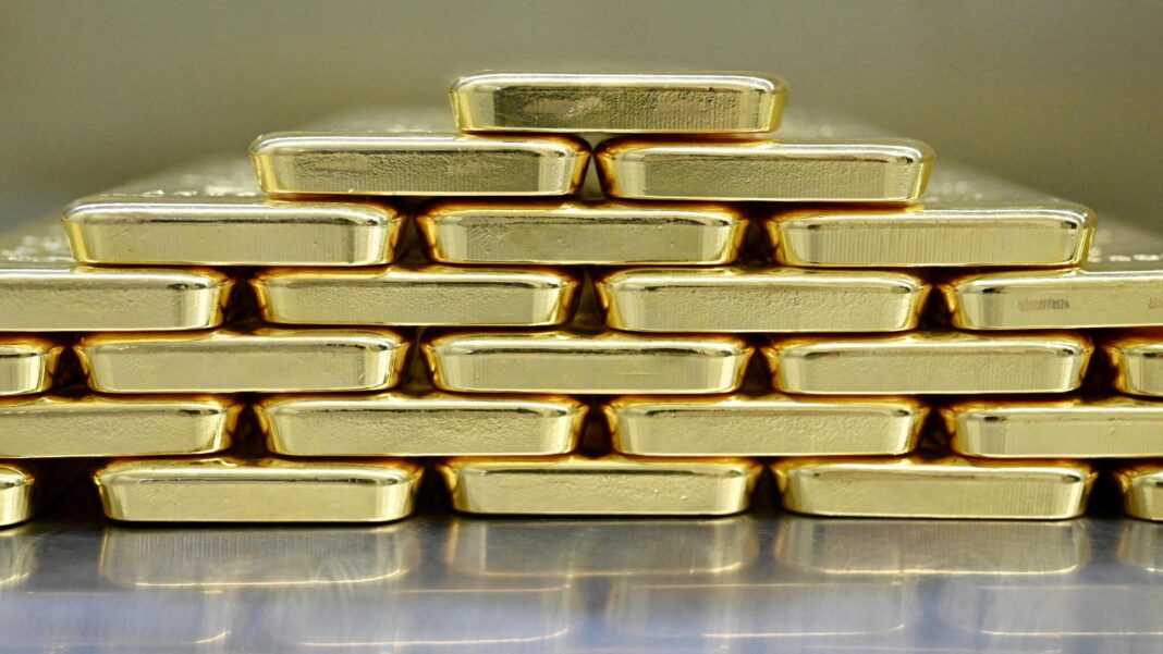 Netherlands moves billions in gold to London in ‘crisis preparedness’ move Gold bars are neatly stacked on top of each other to form a pyramid shape.