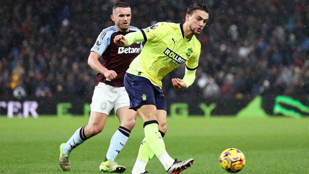 Taylor Harwood-Bellis passes the ball