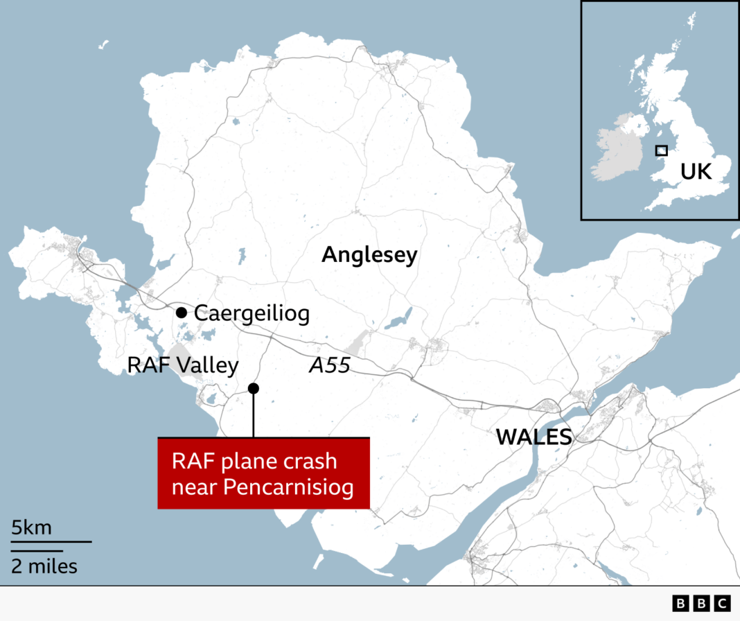 BBC map showing Anglesey, in Wales with the location of an RAF plane crash near Pencarnisiog on the southwest of the island. Nearby places marked include RAF Valley and Caergeiliog. An inset map shows Anglesey's location on the northwest tip of Wales.