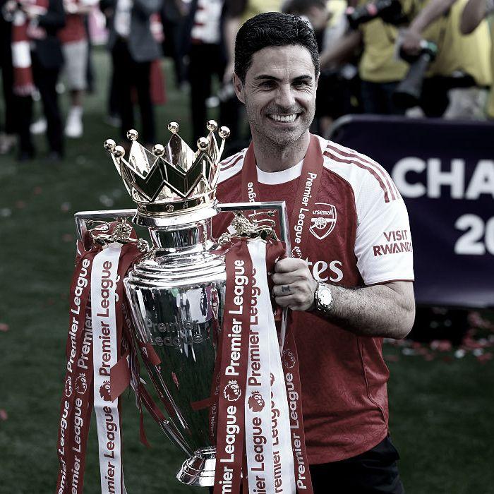 Mikel Arteta holds the Premier League trophy
