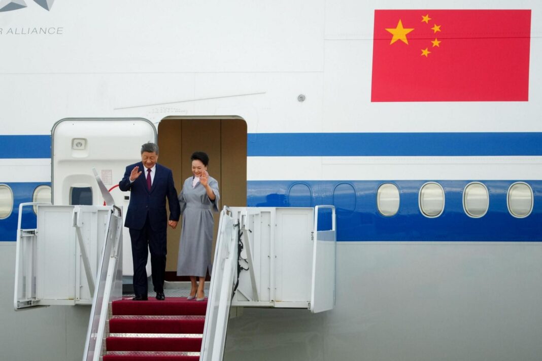 Trump offers warm welcome as China’s Xi arrives for US visit China's leader Xi Jinping and Chinese First Lady Peng Liyuan disembark an Air China Boeing aircraft upon arrival at Joint Base Andrews.