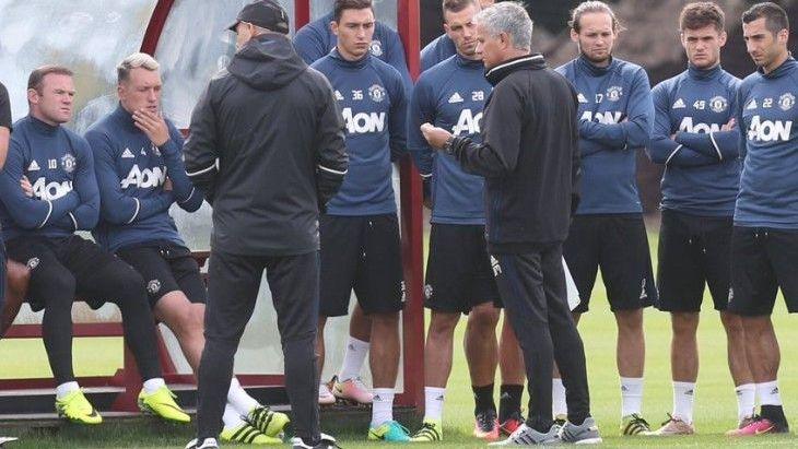 Joe Riley (second right) training with Manchester United's first team squad in 2016