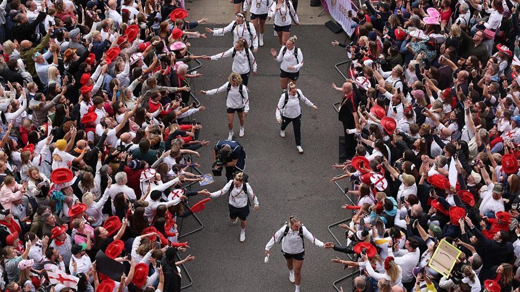 England women walk in for Rugby World Cup final with crowds on each side
