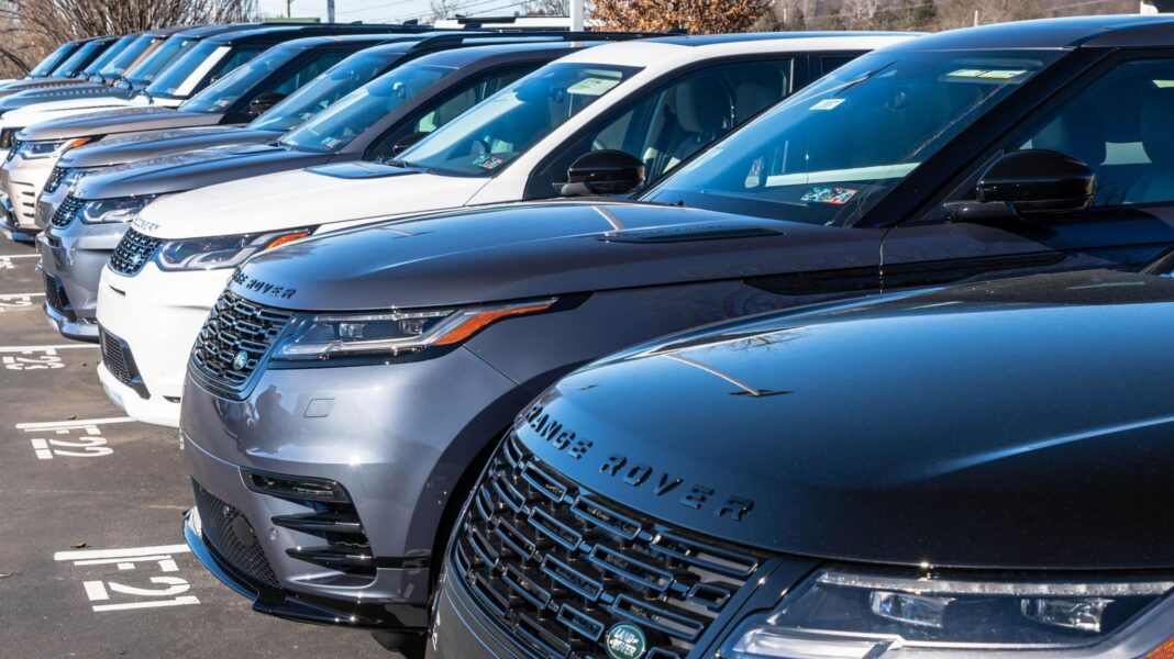 A line of Range Rovers