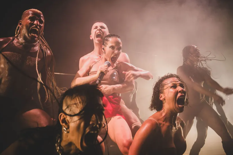 FKA Twigs and her dancers letting out a collective primal scream while together on stage