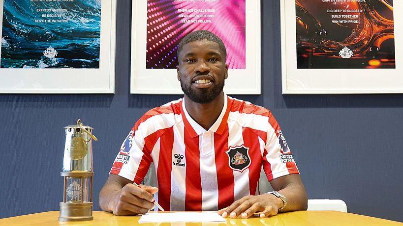 Kevin Danso signs his contract with Sunderland