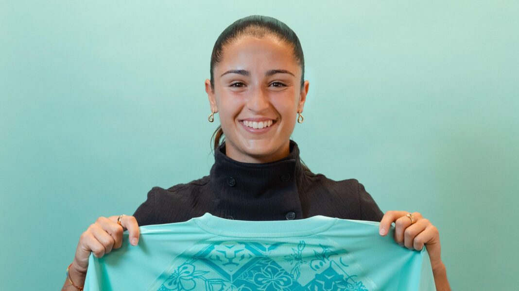 Fernandez signs new London City contract A smiling Jana Fernandez holds a London City shirt