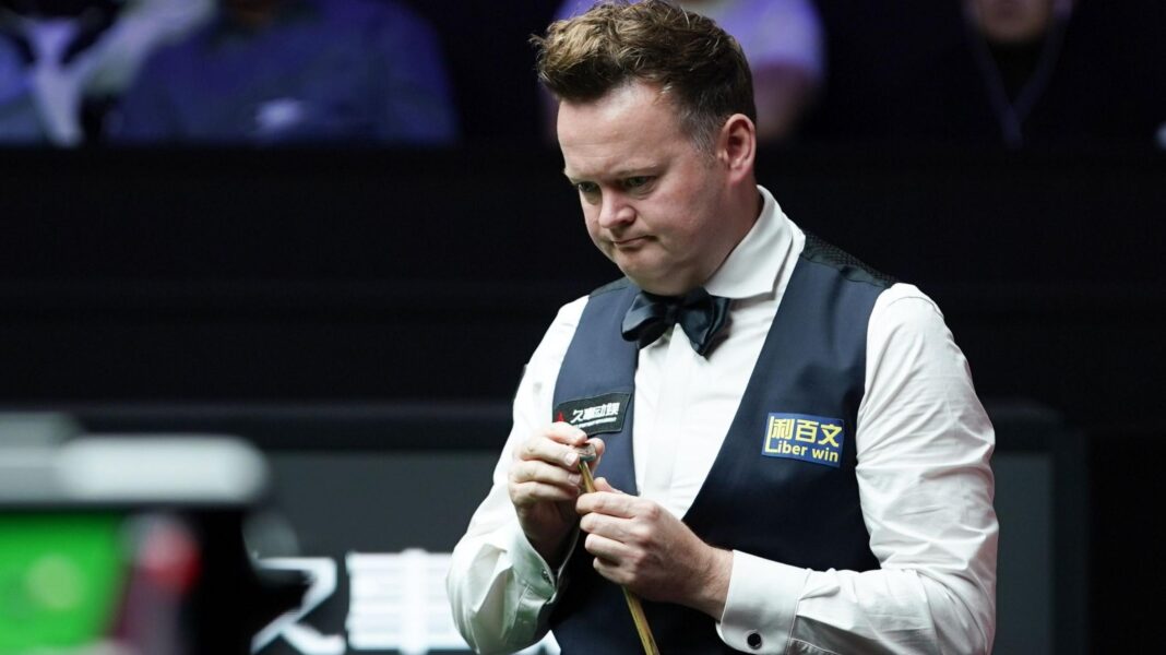 Defending champion Murphy exits British Open Shaun Murphy chalks his cue