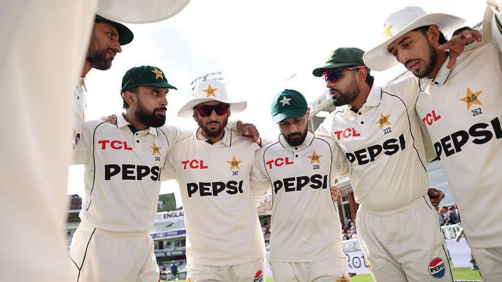 Pakistan players used to ‘chaos’ – head coach Hesson The Pakistan team huddle during the second Test against England at Lord's