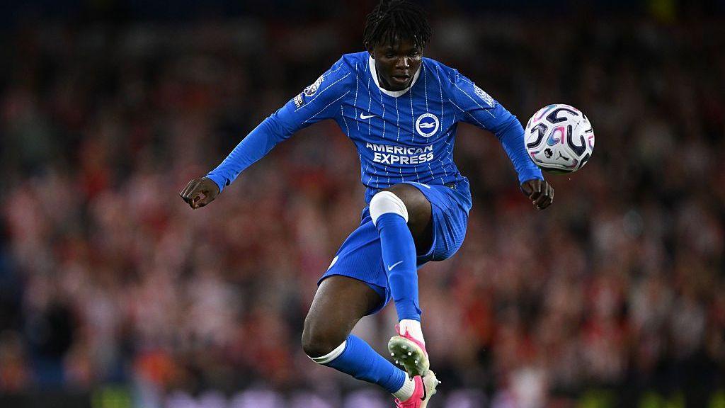 Zadok Yohanna controls the ball